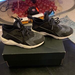 Nike Kids Black and Gray Nike Huaraches